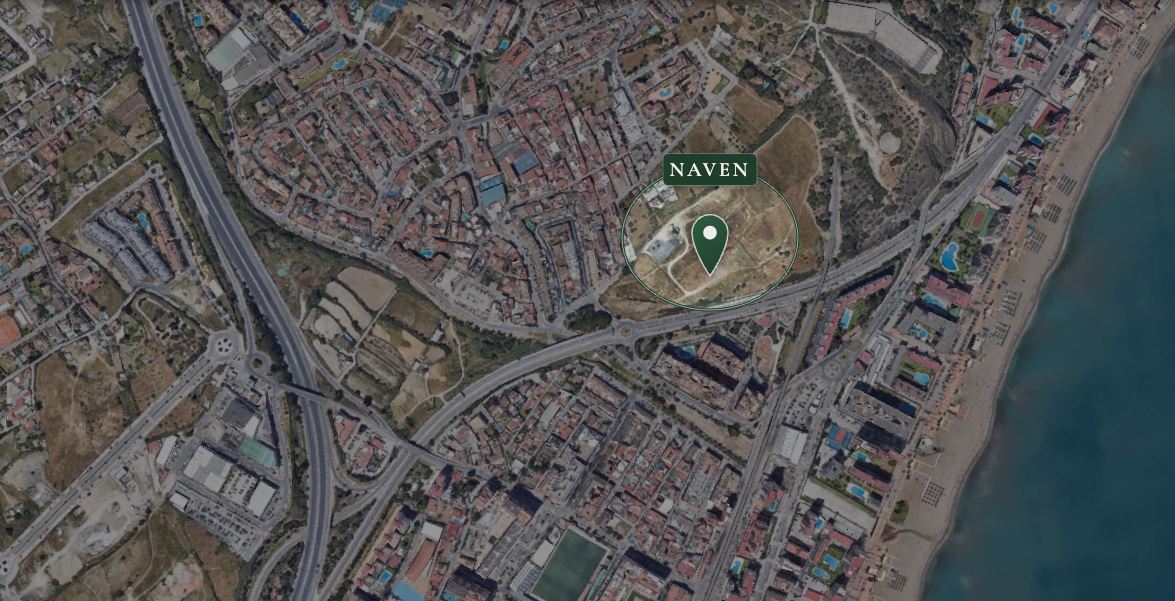 Luchtfoto Fuengirola met locatie Naven gemarkeerd